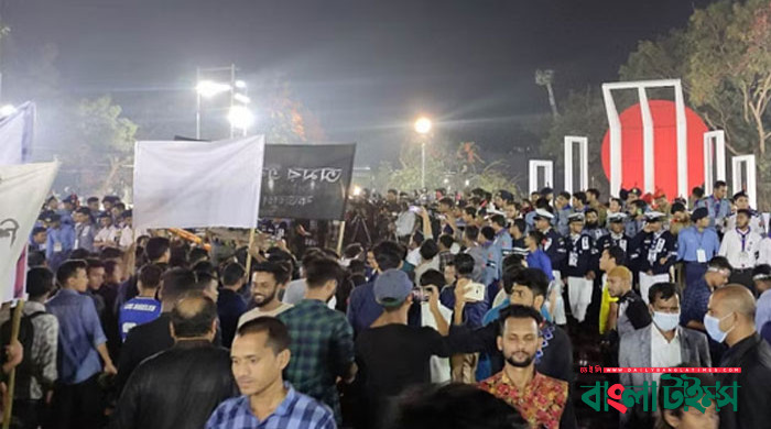 কেন্দ্রীয় শহীদ মিনারে সর্বস্তরের মানুষের ঢল